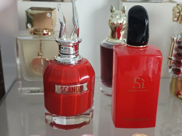 Fruchtig-chyprische Parfüm-Alternativen in Deutschland: Einblick in die Parfumherstellung 4 Teures Designer-Parfum neben einer hochwertigen Parfum Alternative von IMIXX mit Fokus auf Duftöl-Konzentration.