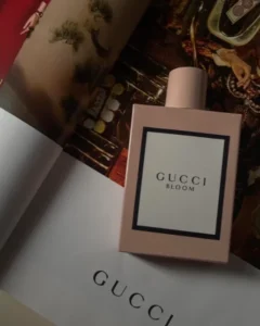 How to: Den perfekten Gucci Bloom Parfum Dupe finden – Ein Insider-Blick in die Parfümindustrie 1 Vergleich von Inhaltsstoffen und Preis: Traditionelles Designer Luxusparfüm neben einem hochwertigen Gucci Bloom Parfum Dupe