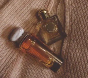 Comparación entre un perfume de lujo de vainilla y lavanda y una alternativa de perfume inspirada con perfil gourmand cálido