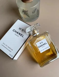 Kostenvergleich zwischen einem teuren Designer-Duft und einem Direct-to-Consumer Parfum Dupe