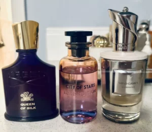 How to Find the Best Creed Queen of Silk Dupe: Ein Insider-Guide aus dem Duftlabor (2026) 2 Olfaktorische Gegenüberstellung von Luxusparfüm und Duftzwilling zur Veranschaulichung der Farbe und Mazeration von Duftölen