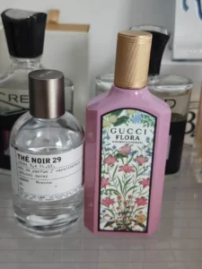 How to: Das ultimative Gucci Flora Gardenia Dupe finden – Ein Insider-Guide aus dem Duftlabor 1 Optischer Vergleich der Kostenstruktur: Der rosa Flakon des originalen Gucci Flora Gorgeous Gardenia Luxusparfums gegenüber einer hochwertigen Parfum Alternative aus dem Labor.