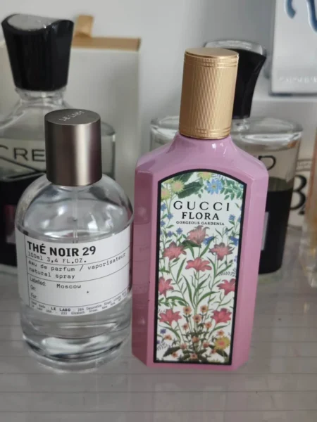 How to: Das ultimative Gucci Flora Gardenia Dupe finden – Ein Insider-Guide aus dem Duftlabor 9 Optischer Vergleich der Kostenstruktur: Der rosa Flakon des originalen Gucci Flora Gorgeous Gardenia Luxusparfums gegenüber einer hochwertigen Parfum Alternative aus dem Labor.