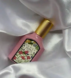 How to: Das beste Gucci Flora Parfum Dupe in 2026 finden – Ein Insider-Guide aus dem Duftlabor (Haltbarkeit & Wertschöpfung) 1 Gegenüberstellung: Originaler Gucci Flora Gorgeous Gardenia Flakon und eine hochkonzentrierte Extrait de Parfum Alternative im Haltbarkeits-Test.