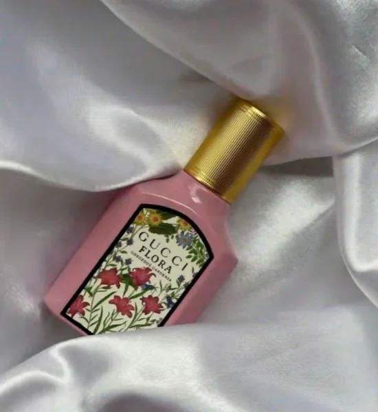 How to: Das beste Gucci Flora Parfum Dupe in 2026 finden – Ein Insider-Guide aus dem Duftlabor (Haltbarkeit & Wertschöpfung) 1 Gegenüberstellung: Originaler Gucci Flora Gorgeous Gardenia Flakon und eine hochkonzentrierte Extrait de Parfum Alternative im Haltbarkeits-Test.