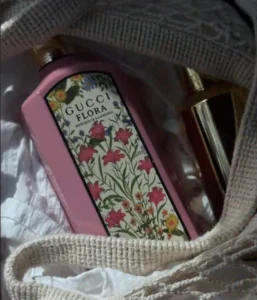 How to: Das beste Gucci Flora Parfum Dupe in 2026 finden – Ein Insider-Guide aus dem Duftlabor (Haltbarkeit & Wertschöpfung) 2 Visueller Vergleich der Kostenstruktur zwischen einem Luxus-Designerparfum und einem Premium Duftzwilling aus der Manufaktur.