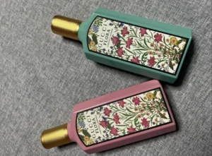How to: Den perfekten Gucci Jasmine Dupe finden – Ein Insider-Guide aus der Parfüm-Lieferkette 1 Visueller Vergleich zwischen dem Designer-Parfüm Gucci Flora Gorgeous Jasmine und einem hochwertigen Duftzwilling