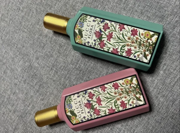 How to: Den perfekten Gucci Jasmine Dupe finden – Ein Insider-Guide aus der Parfüm-Lieferkette 4 Visueller Vergleich zwischen dem Designer-Parfüm Gucci Flora Gorgeous Jasmine und einem hochwertigen Duftzwilling