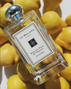 Wie man den perfekten Jo Malone English Pear and Freesia Dupe findet: Ein Insider-Blick aus dem Parfümlabor 2 Vergleich eines teuren Luxusparfüms mit einem hochwertigen Duftzwilling im direkten Haltbarkeits-Test.