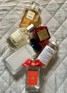 Qualitätsvergleich Sandelholz Parfum: Traditioneller Luxusflakon neben dem langanhaltenden iMixx Factory-Direct Parfumzwilling.