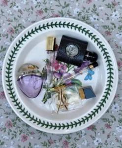 How to Find the Bestes YSL Libre Dupe: The Ultimate Guide to Lavender & Vanilla Perfumes (2026) 1 Vergleich zwischen einem teuren Designer-Parfüm und einem hochwertigen YSL Libre Dupe