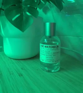 How to: Das perfekte Le Labo Thé Matcha 26 Dupe finden – Ein tiefgreifender Supply-Chain-Guide für Duftzwillinge 2 Gleiche Duftnoten wie Feige und Zedernholz: Gegenüberstellung des originalen The Matcha 26 Flakons und einer konzentrierten Extrait de Parfum Variante