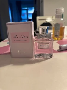 How to: Den perfekten Miss Dior Dupe finden – dm, Zara & Premium Duftzwillinge im Vergleich 1 Direkter Vergleich zwischen einem teuren Luxusparfüm und einem hochwertigen Miss Dior Dupe