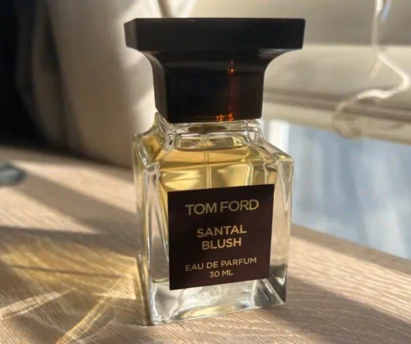 How to: Den besten Tom Ford Santal Blush Dupe finden – Die wissenschaftliche De-Konstruktion von Taylor Swifts Lieblingsduft und cremigen Sandelholz-Alternativen 4 Visueller Labor-Vergleich: Tom Ford Santal Blush Originalflakon und ein hochkonzentrierter Extrait de Parfum Sandelholz Duftzwilling von Imixx Perfume