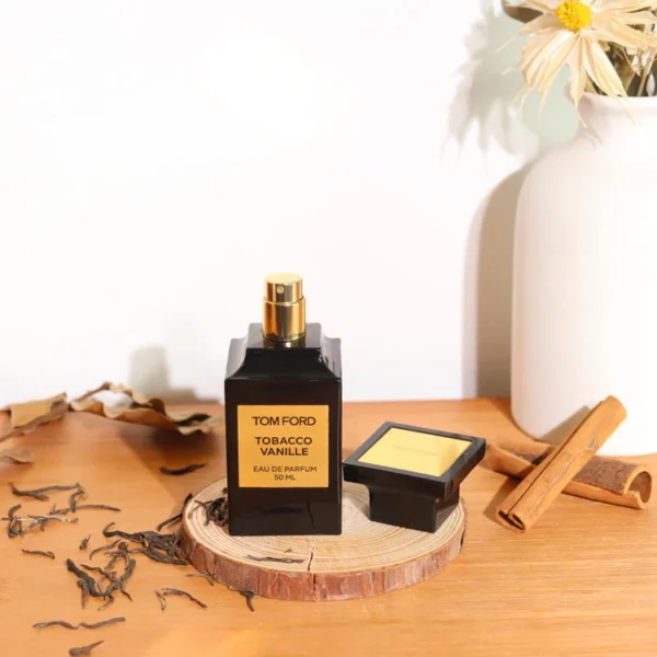 How to: Den ultimativen Tom Ford Tobacco Vanille Dupe finden – Ein Blick hinter die Kulissen der Parfumindustrie 2 Direkter Vergleich: Original Tom Ford Tobacco Vanille Flakon neben einer hochwertigen Premium Parfüm Alternative aus Deutschland.