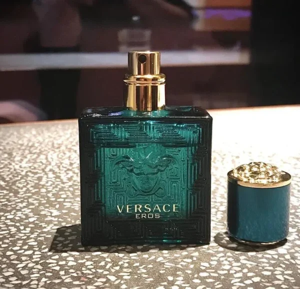 Wie man den besten Versace Eros Dupe in Deutschland findet: Ein Insider-Guide aus der Parfüm-Lieferkette 7 Preisvergleich und Inhaltsstoffe: Teures Designer-Parfüm gegenüber einem hochwertigen Premium Duftzwilling von Imixx Perfume.