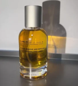 Vergleich der Wertschöpfungskette und Preise zwischen teuren Designer-Parfums und der Labor-Alternative IMIXX Ylang 49.
