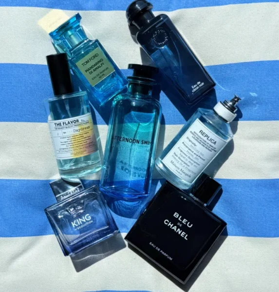 Den perfekten langanhaltenden aquatischen Sommerduft finden: Labor-Leitfaden 1 Vergleich von aquatischen Sommerdüften: Hochpreisiges Luxusparfüm neben einer hochkonzentrierten Eau de Parfum Alternative im Laborglas.