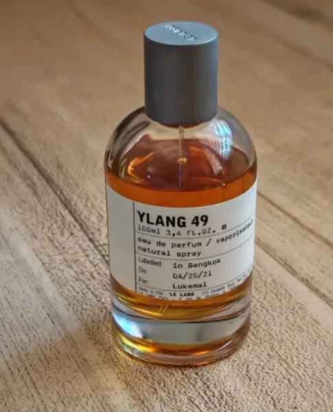 How to: Den luxuriösen Ylang-Ylang-Duft verstehen und tragen – Ein Experten-Guide aus dem Duftlabor 9 Optischer Flakon-Vergleich eines traditionellen Luxus-Chypres und eines Direct-to-Consumer Parfums mit Ylang-Ylang-Duft und Patschuli-Noten.