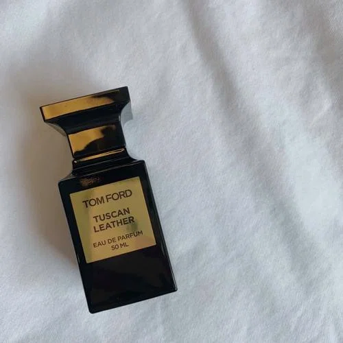 Wie man den besten Tom Ford Ombré Leather Dupe in Deutschland findet: Ein Insider-Guide aus dem Parfümlabor 5 Preis- und Qualitätsvergleich: Ein 300 Euro teures Luxus-Lederparfüm neben einer hochwertigen D2C Parfüm-Alternative in der Herstellung.