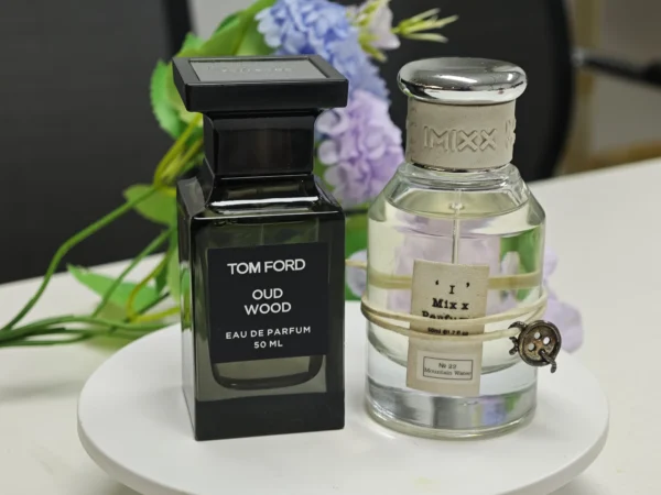 Wie man das beste Tom Ford Oud Wood Dupe Zara in Deutschland findet: Zara-Alternativen vs. iMixx Intense Edition im Labor-Vergleich 2 Vergleich der Duftöl-Konzentration: Original Tom Ford Oud Wood Flakon neben einem hochwertigen Extrait de Parfum Dupe