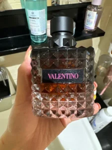 How to: Den perfekten Valentino Born in Roma Dupe Duftzwilling finden – Ein Experten-Guide aus der Parfum-Manufaktur 2 Kostenstruktur Parfüm: Teurer Designer-Flakon im direkten Vergleich zu einer minimalistischen Eau de Parfum Alternative.