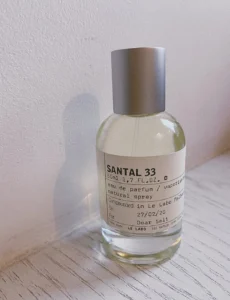 How to das perfekte Le Labo Santal 33 Dupe Zara finden: Warum Zara Energetically New York nicht reicht (Ein Labor-Bericht) 1 Vergleich zwischen einem teuren Luxusparfum Flakon und einer minimalistischen D2C Parfum Alternative im Labor-Design.