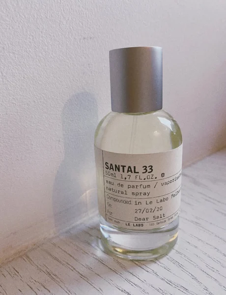 How to das perfekte Le Labo Santal 33 Dupe Zara finden: Warum Zara Energetically New York nicht reicht (Ein Labor-Bericht) 3 Vergleich zwischen einem teuren Luxusparfum Flakon und einer minimalistischen D2C Parfum Alternative im Labor-Design.
