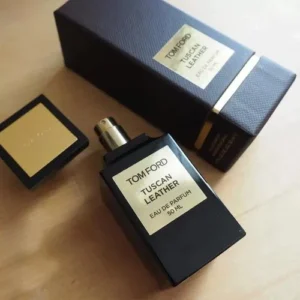 Wie man den besten Tom Ford Ombré Leather Dupe in Deutschland findet: Ein Insider-Guide aus dem Parfümlabor 2 Direkter Vergleich der Flakons: Traditioneller Tom Ford Tuscan Leather Duft und das in Europa handgefertigte IMIXX No. 03 Extrait de Parfum.